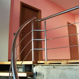Ограждение балкона из нержавеющей стали с вертикальным заполнением 